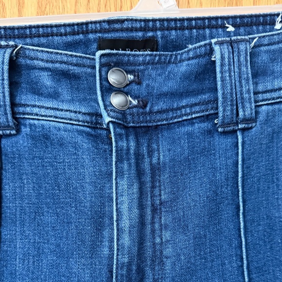 Talbots FLARE LEG PINTUCK JEANS - LAPIS WASH
Size 8 - Picture 5 of 9